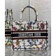 Replicas Christian Dior Medium Dior Book Tote Blanco Multicolor Bordado Dior Petites Fleurs Baratos