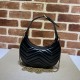 Replicas Gucci GG Marmont minibolso en forma de media luna 699514 negro Baratos