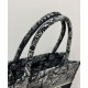 Replicas Christian Dior Bolso mediano Dior Book Tote bordado con motivo Plan de Paris Negro Baratos