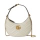 Replicas Minibolso Gucci GG Marmont en forma de media luna Crema Imitacion España