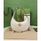 Replicas Minibolso Gucci GG Marmont en forma de media luna Crema Imitacion España