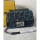 Replicas Fendi Baguette Chain Midi Bag 8BR793 Azul oscuro Baratos España