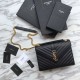 Replicas YSL Saint Laurent Envelope Pequeña Bolsa de oro en relieve en relieve Hardware Baratos Imitacion